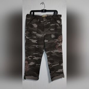 Democracy Camouflage Cropped Pants with Floral Embroidery (16)